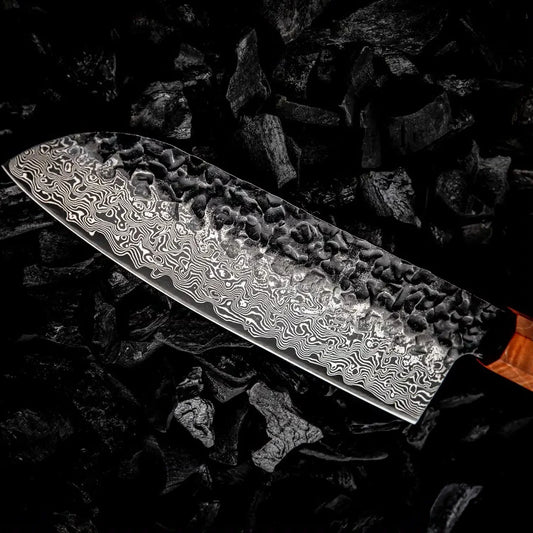 Scharfe handgeschmiedete Klinge mit Damastmuster