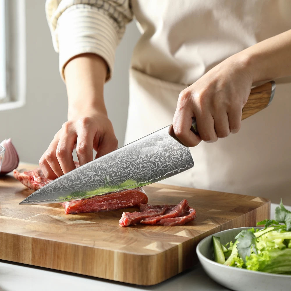 Chefmesser Damastmesser 8 Zoll Olivenholzgriff beim Schneiden