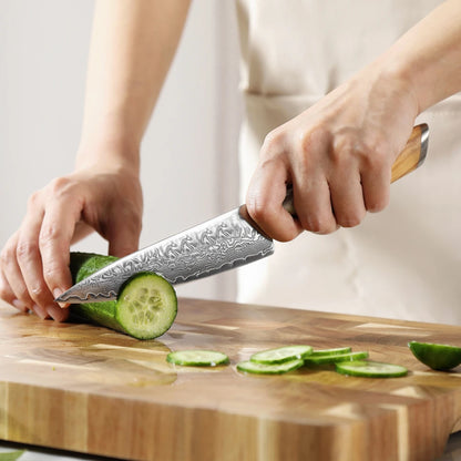 Allzweckmesser Damastmesser 5 Zoll Olivenholzgriff beim Schneiden.