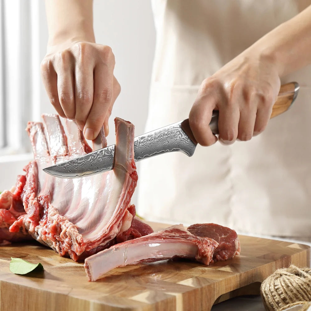 Filetiermesser Damastmesser 6 Zoll Olivenholzgriff beim Schneiden.
