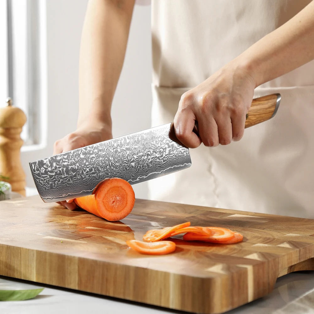 Nakiri Damastmesser 7 Zoll mit Olivenholzgriff beim Schneiden.