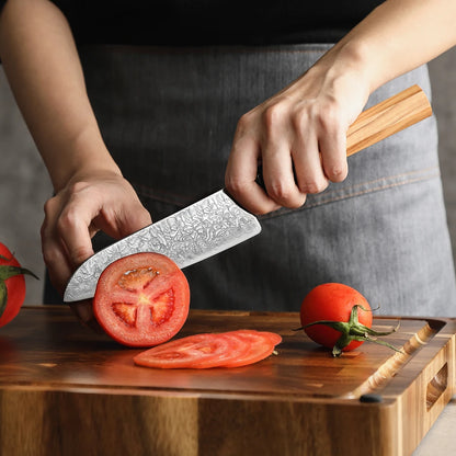 Santoku Damastmesser 5,5 Zoll Olivenholzgriff und Büffelhorn beim Schneiden