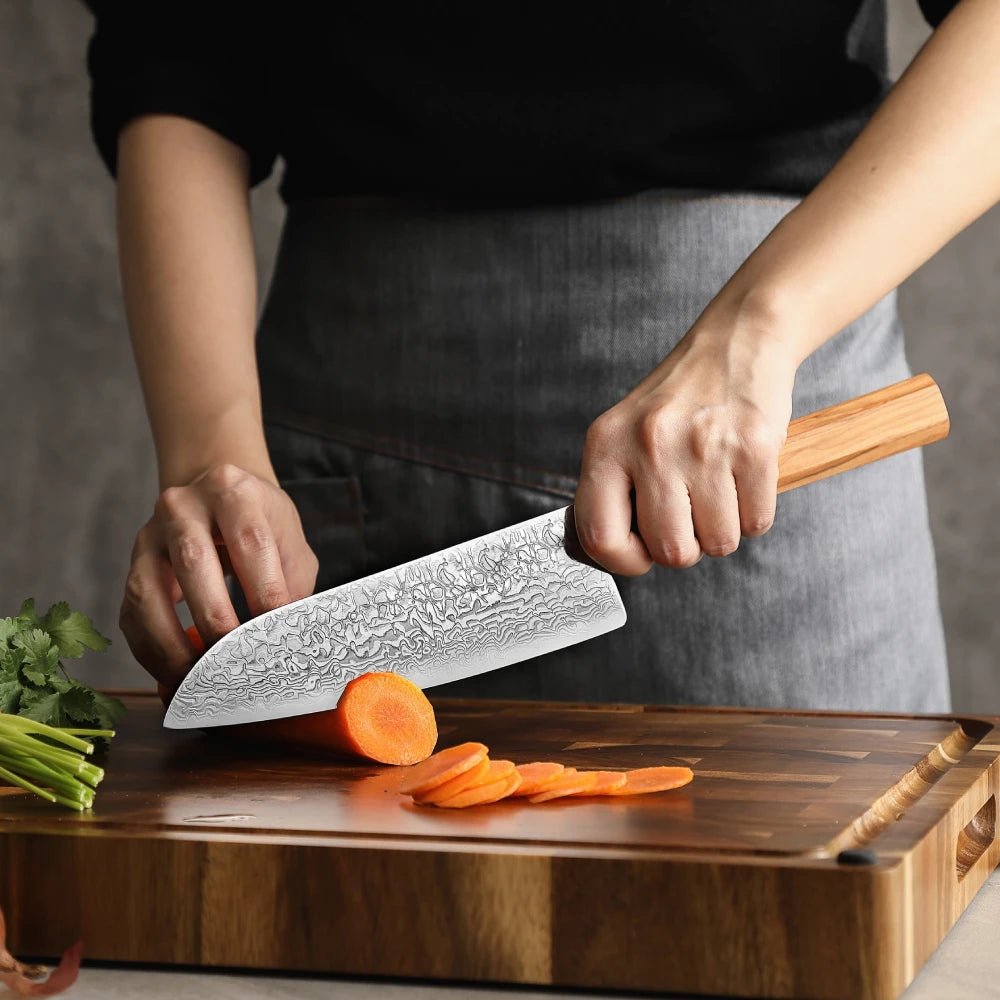 Santoku Damastmesser 7 Zoll Olivenholzgriff und Büffelhorn beim Schneiden