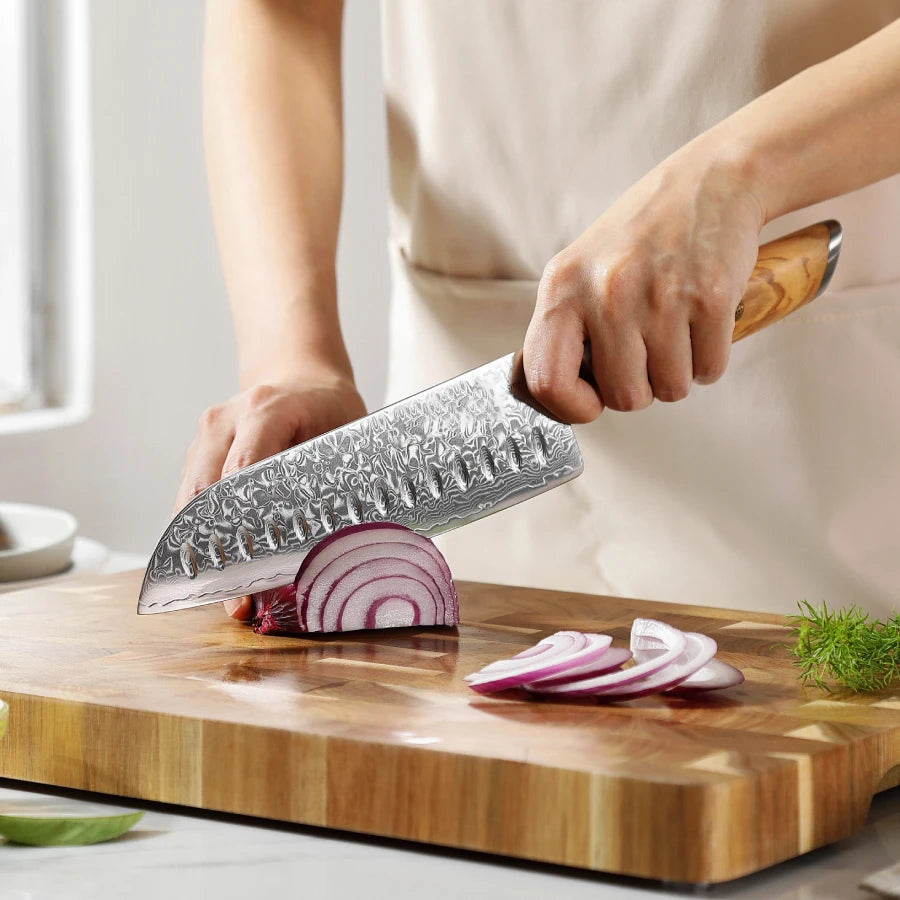 Santoku Damastmesser 7 Zoll Olivenholzgriff beim Schneiden