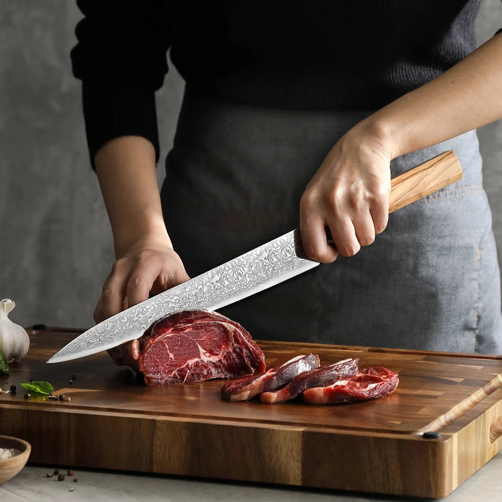 Sashimimesser Damastmesser 10 Zoll Olivenholzgriff und Büffelhorn beim Schneiden
