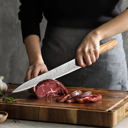 Sashimimesser Damastmesser 10 Zoll Olivenholzgriff und Büffelhorn beim Schneiden